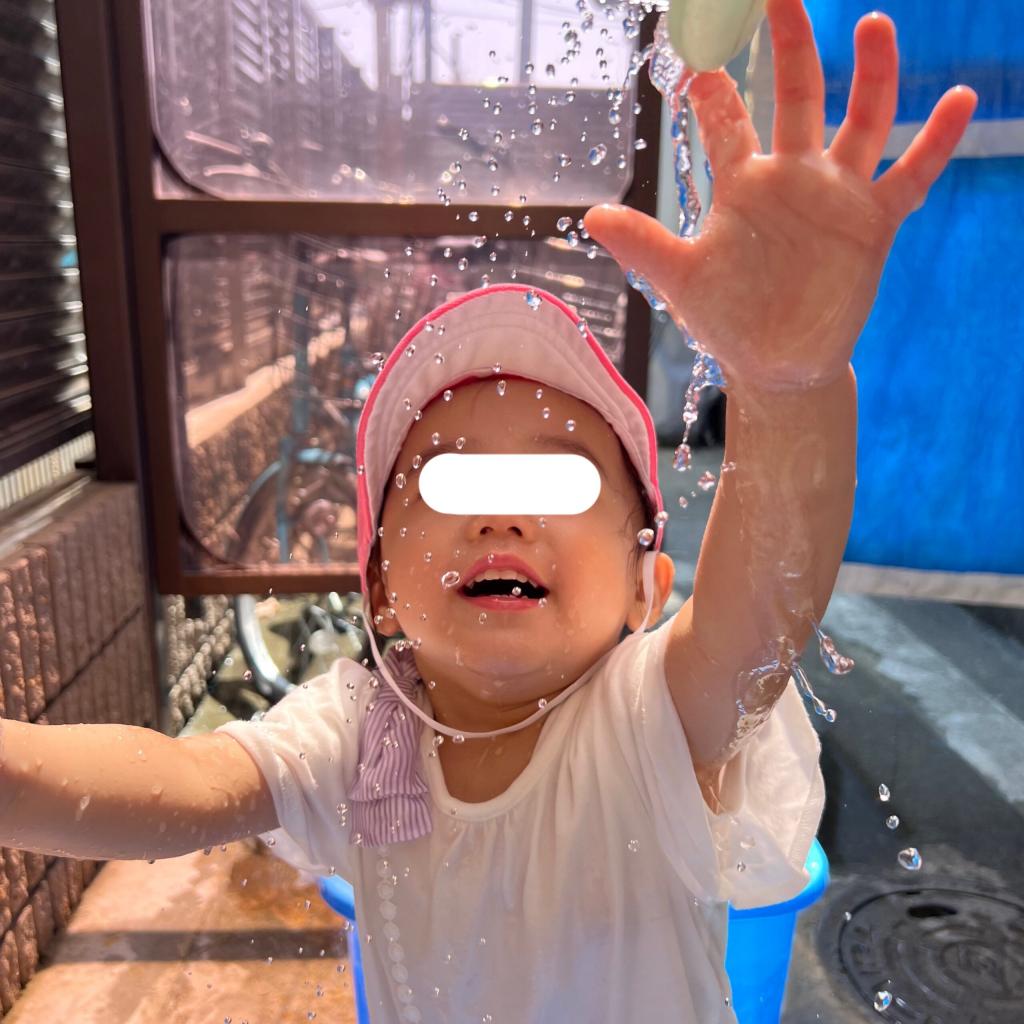 雨が降っても水遊び♪