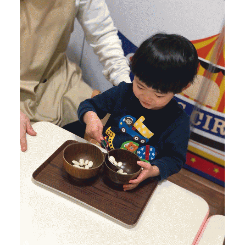 立川市人気の保育園 ～豆のあけ移し～