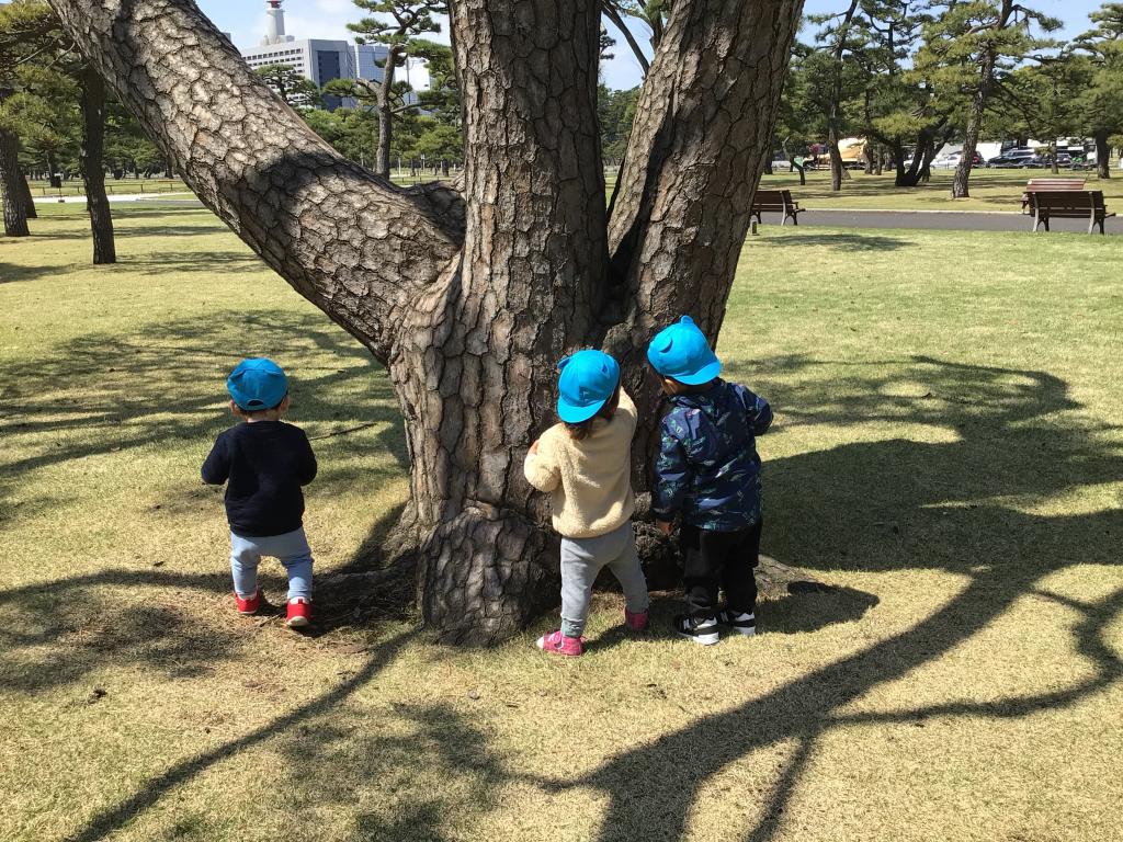 蟻の観察に夢中な子どもたち♪